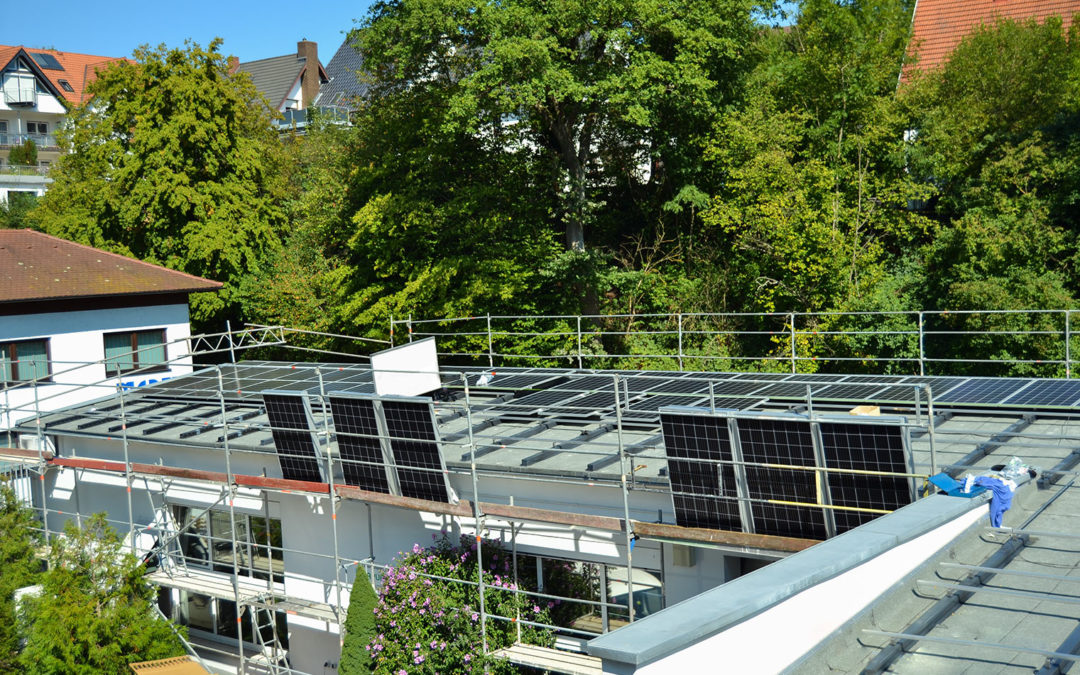 Photovoltaik-Kollektoren werden auf Dach montiert - betrieblicher Umweltschutz