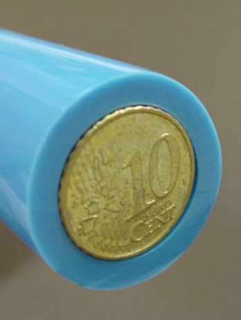 10 Cent Stück in der Öffnung eines Polyurethanschlauchs