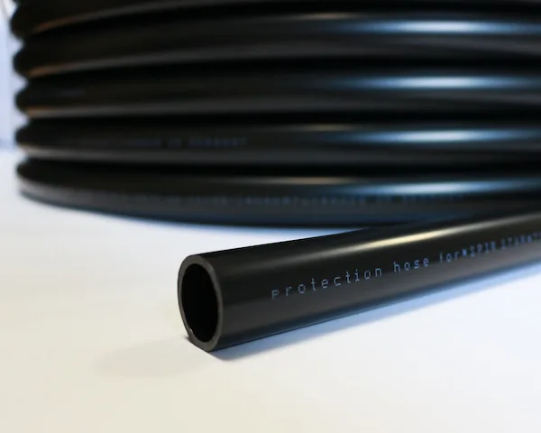 Schutzschlauch in Schwarz von der Seite Fotografiert mit der Signierung "protection hose"
