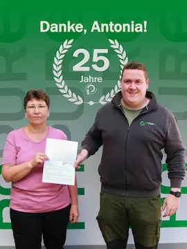 Stellen_in_Mörlenbach_Antonia Übergabe eines Briefs von einem Mann an eine Frau anlässlich des Jubiläums ihrer Stelle in Mörlenbach