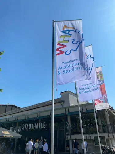 Weinheimer Ausbildungstag - Flagge Eingangsbereich der Weinheimer Ausbildungsmesse mit WHAT-Flaggen
