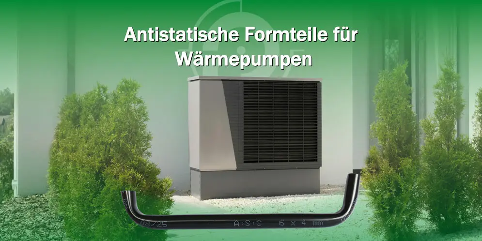 Wärmepumpenschlauch in Schwarz im Vordergrund. Im Hintergrund ist eine Wärmepumpe zu sehen.