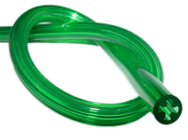 Grüner Schlauch, der ähnlich wie eine Brezel gebogen ist. An seiner Öffnung sind Stege zu erkennen, die sein Abknicken im knicksicheren Schlauchsystem verhindern.