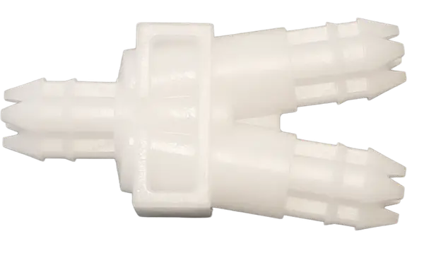 Schlauchverbinder aus weißem Kunststoff für das KSS Schlauchsystem. Der Stecker hat auf der linken Seite ein gezacktes Ende und auf der rechten zwei.